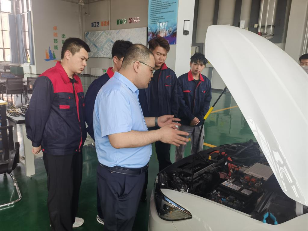 賦能未來，筑夢新能源——學院隆重舉行產業教授聘任儀式暨技術開發論壇